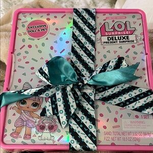 L.O.L. Surprise! Deluxe Present Surprise - Pink and Teal